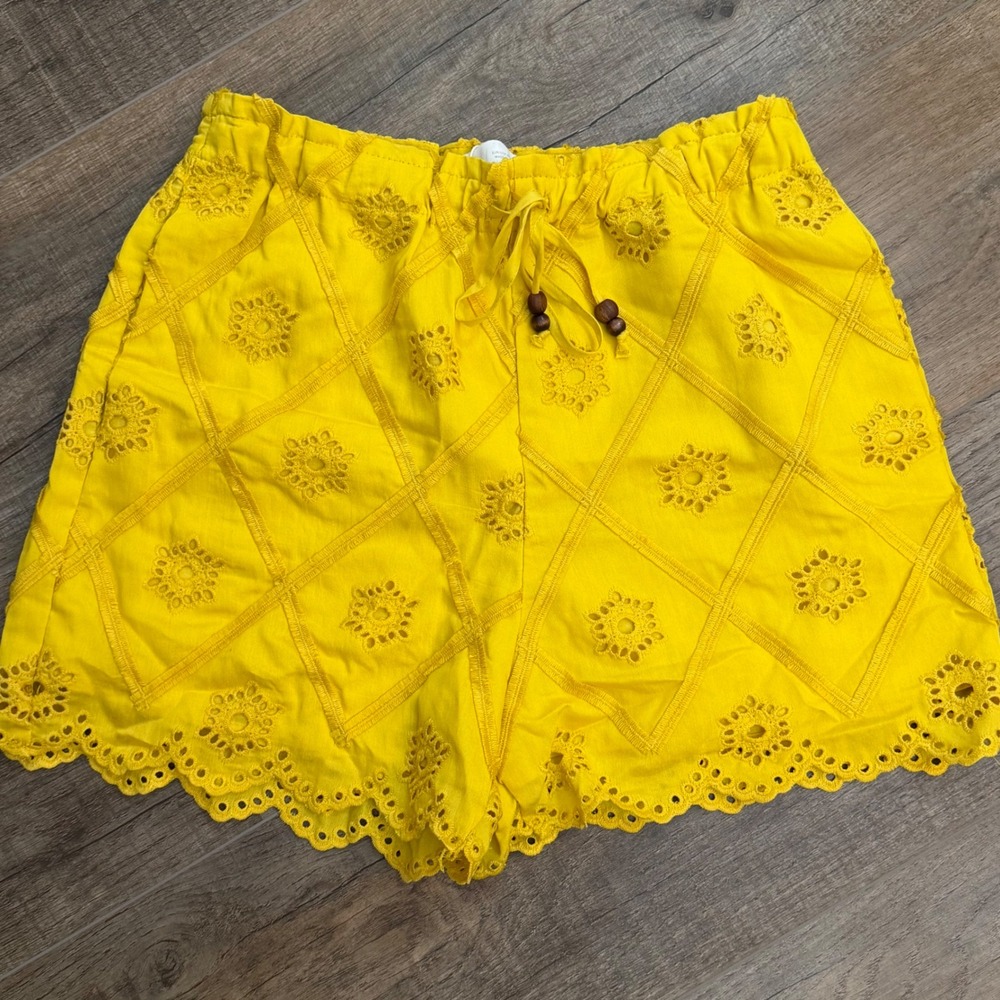 NEW Zara Yellow Gold Eyelet Eyelash Womens XS Shorts Scalloped Hem Paperbag Bead